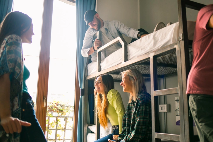 Экономить на кровати, но не на эмоциях: новые правила туризма от миллениалов и зумеров