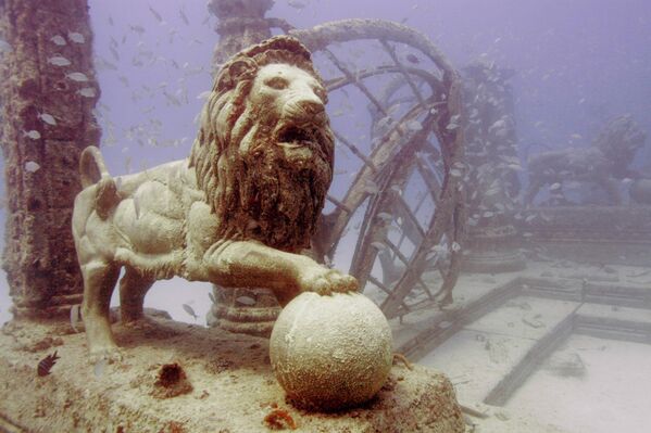 Мемориальный риф Нептуна был открыт в 2007 году. Это подводный колумбарий, крупнейший в мире искусственный риф. Он покрывает более 60 000 квадратных метров дна океана на глубине около 12 метров.Находится в 5 километрах к востоку от Ки Бискейн в Майами (штат Флорида).Место под будущее захоронение может приобрести себе каждый желающий. В большинстве случаев захороненными в морских глубинах хотят быть дайверы и люди, просто влюбленные в море. Это кладбище рассчитано на 125 000 покойных.