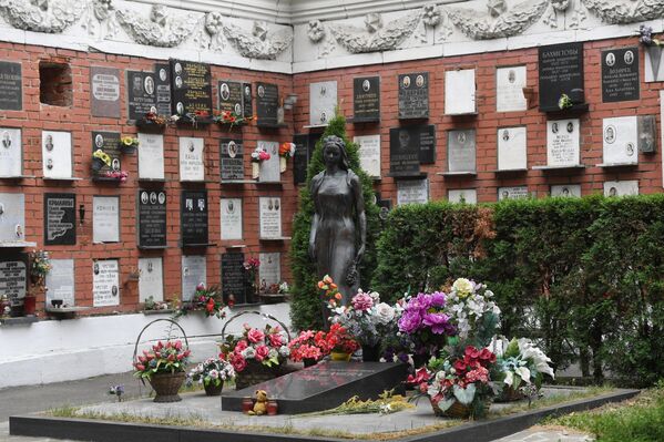 Самое известное кладбище Москвы, конечно, Новодевичье. Оно основано при Новодевичьем монастыре, построенном в 1524 году. Официально возраст кладбища отсчитывается с 1904 года.Сейчас, когда говорят Новодевичье кладбище, имеют в виду новое, где хоронили советскую элиту. Некрополь Новодевичьего монастыря практически забыт. Здесь продолжают хоронить выдающихся людей, многие захоронения тут – памятники культурного наследия регионального и федерального значения.Сюда перенесли прах Николая Гоголя, Сергея Аксакова, Исаака Левитана, Сергея и Павла Третьяковых, Федора Шаляпина. Здесь же могилы Антона Чехова и Константина Станиславского, Агнии Барто и Владимира Маяковского, Ролана Быкова и Анатолия Папанова, Юрия Левитана и Людмилы Зыкиной, Никиты Хрущева и Бориса Ельцина, и многих других. На фото: цветы на могиле Раисы Горбачевой на Новодевичьем кладбище в Москве.