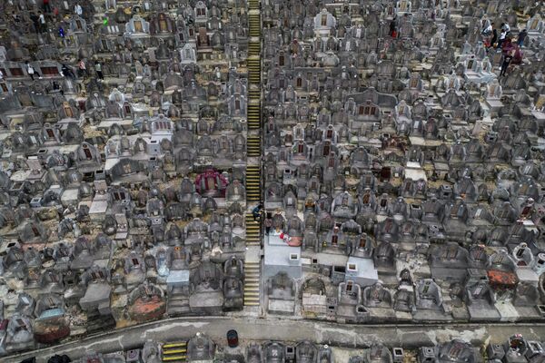 Кладбище Пок Фу Лам – Китайское христианское кладбище, создано в 1882 году на холмах Пок Фу Лам в окрестностях Гонконга. Оно встроено в склон горы и напоминает гигантский амфитеатр. Изначально с террас кладбища был вид на море, но сейчас отсюда можно увидеть лишь новые высотки.На китайское христианское кладбище даже водят экскурсии – кроме необычного общего вида впечатляют и отдельные могилы, которые интересны с точки зрения истории и местных традиций, поскольку оформлены с определенным изыском.Места тут выделяются не навсегда, а сдаются в аренду, если ее не продлить, место отдадут другим желающим, которых очень много. Так что по-настоящему старых захоронений тут уже не так и много. Но те из них, которые представляют историческую ценность, под общее правило аренды не подпадают.