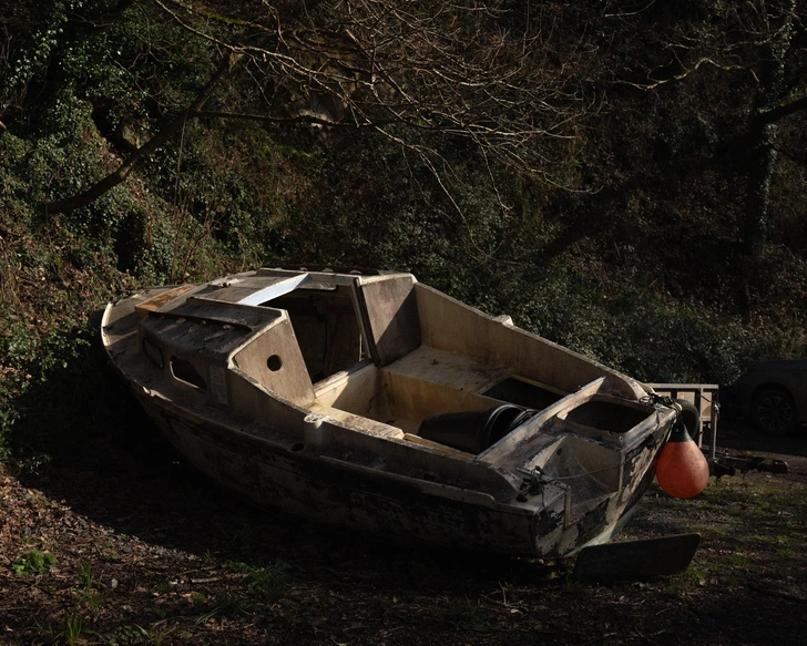 Один против экологической катастрофы: британец взялся расчистить кладбище из 166 яхт