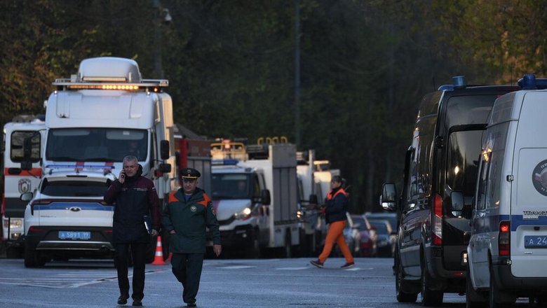 Коммунальщики устраняют последствия ЧП у дома в Москве, куда попал БПЛА